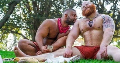 il-sinjecte-silicone-dans-les-testicules-et-en-meurt-sa-mere-parle-dune-secte