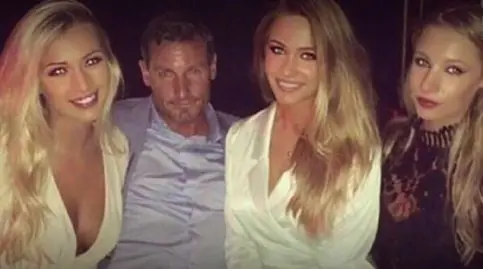 la-photo-de-cet-acteur-avec-sa-femme-et-ses-deux-filles-choque-la-toile