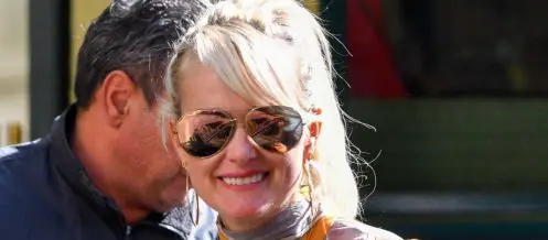 La veuve de Johnny Hallyday dévoile ses gambettes