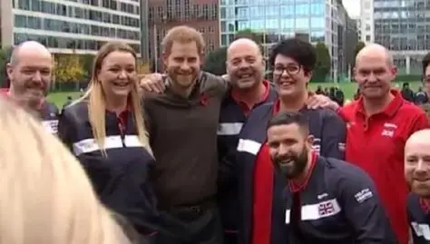 le-prince-harry-cette-main-aux-fesses-qui-risque-de-ne-pas-plaire-a-meghan-markle