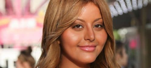 Zahia profite d'une baignade sensuelle