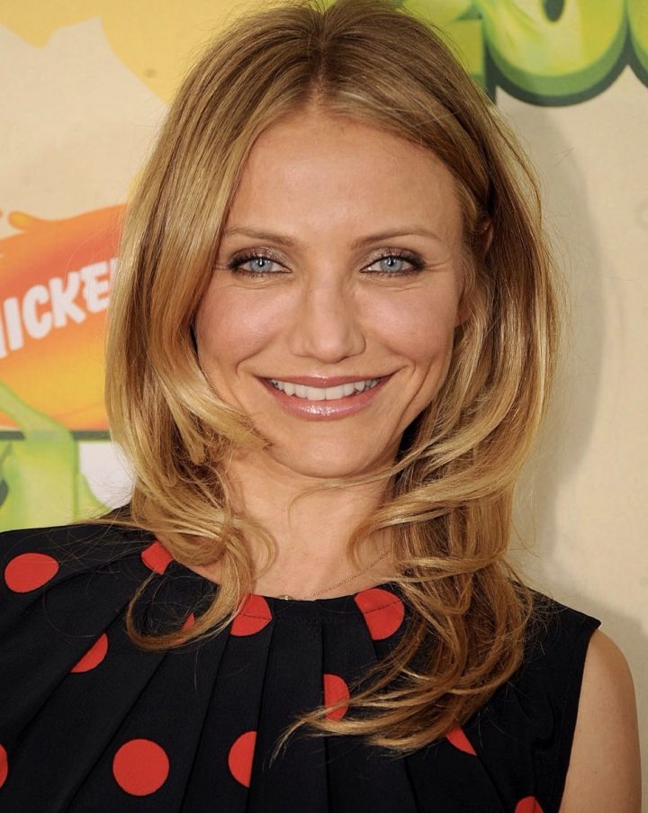 Cameron Diaz regards stars