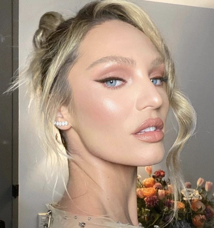 Candice Swanepoel regards stars