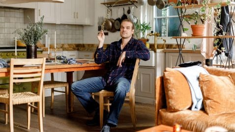 David Harbour fait visiter son appartement