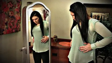 Elle pense être enceinte alors qu'elle est vierge