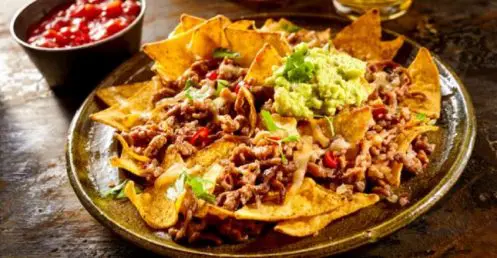 les-nachos-au-boeuf-guacamole-et-cheddar-fondu-le-mexique-dans-lassiette