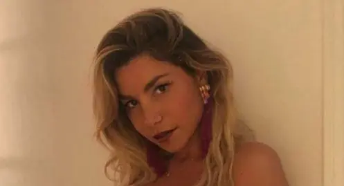 lola-marois-mini-jupe-et-pose-lascive-elle-charme-ses-fans