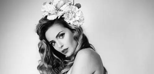 clara-morgane-a-genoux-et-topless-dechaine-passions