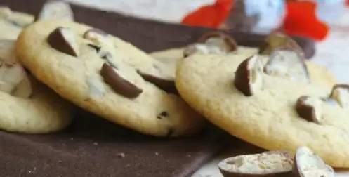 cookies-aux-kinder-schoko-bons-une-recette-croquer