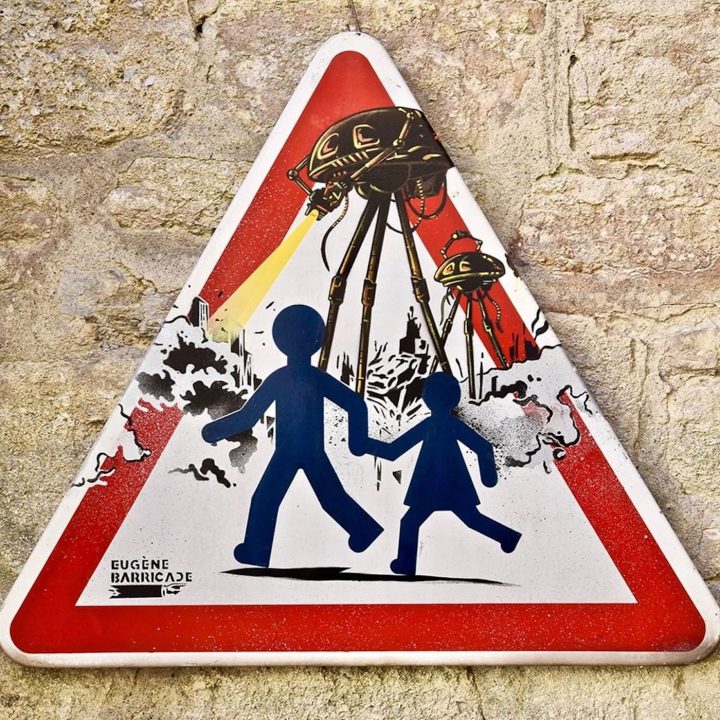 Eugène Barricade panneau signalisation 28 street art