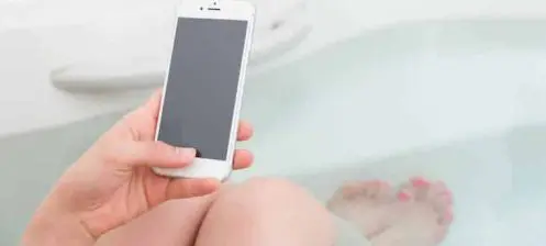 jeune femme electrocute bain téléphone