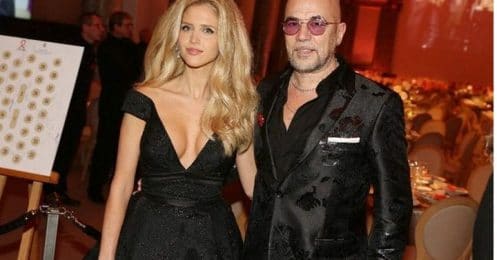 Le décolleté vertigineux de la femme de Pascal Obispo