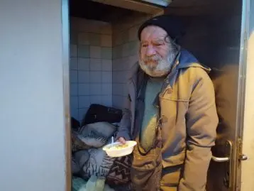 Un homme se fabrique un logement insolite