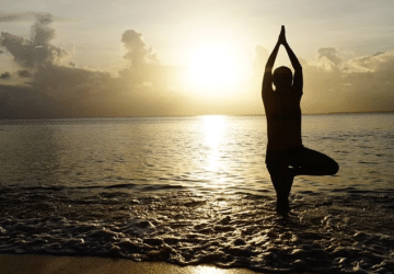 femme méditation plage