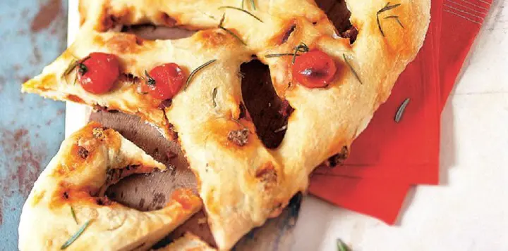 fougasse-au-chorizo-et-tomates-sechees-incontournable-pour-lapero-ete