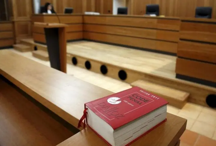 magistrate épouse mari insu