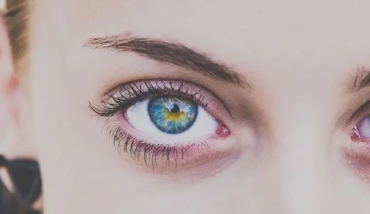 repousse-des-sourcils-l-avis-des-scientifiques-sur-ce-serum-qui-cartonne