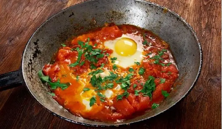 tchoutchouka-aux-oeufs-et-poivrons-recette-facile-a-base-de-matieres-premieres
