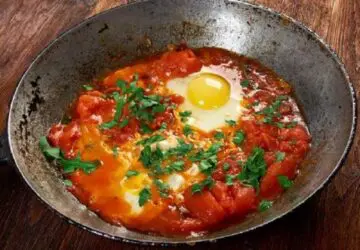 tchoutchouka-aux-oeufs-et-poivrons-recette-facile-a-base-de-matieres-premieres