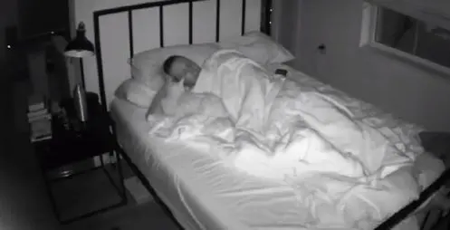 il-planque-camera-de-videosurveillance-et-decouvre-ce-que-son-chat-fait-dans-la-nuit