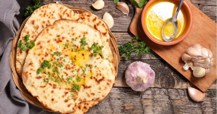 naans-au-fromage-et-a-lail-un-petit-pain-indien-pas-comme-les-autres