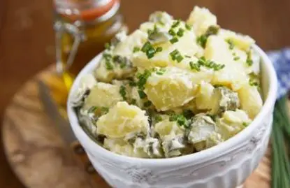 salade-de-pommes-de-terre-et-cornichons-plat-de-base-qui-se-decline-a-volonte
