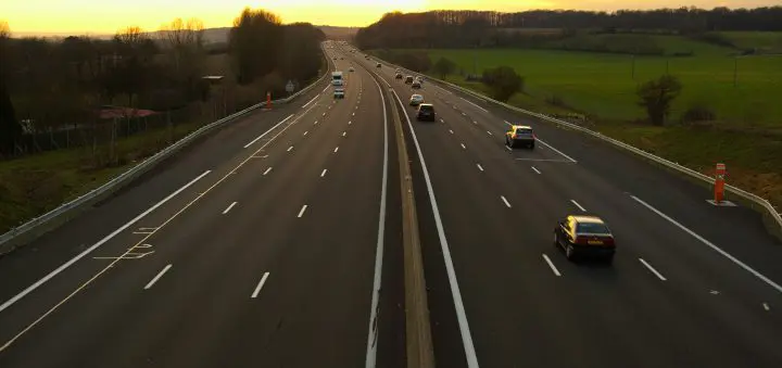 Pourquoi des automobilistes restent-ils sur la voie du milieu ?
