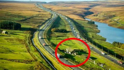 ferme construite au milieu de l'autoroute