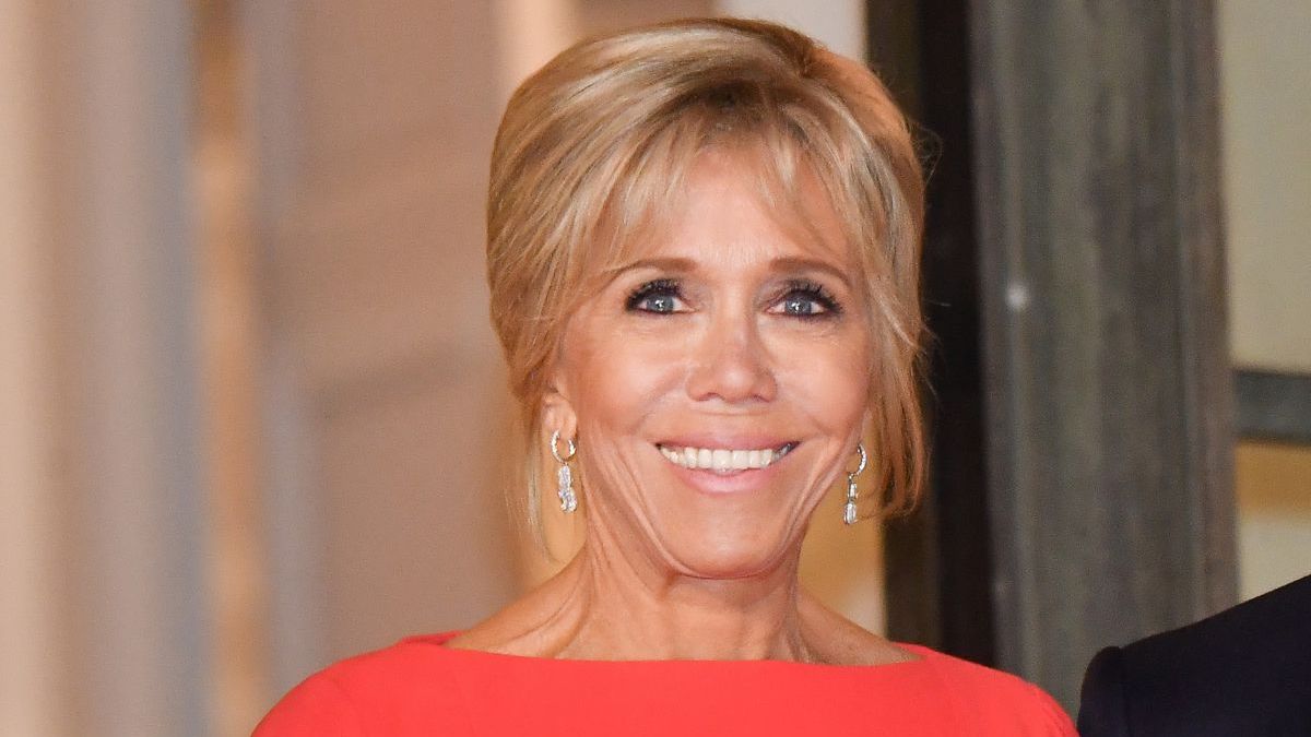 Brigitte Macron : décolleté, jean moulant et talons hauts ...