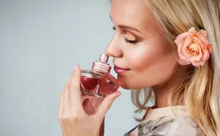 decouvrez-lastuce-pour-faire-tenir-son-parfum-plus-longtemps