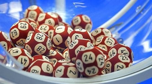 Une femme et son mari gagnent deux fois au loto