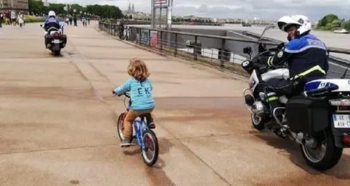 un-enfant-echappe-a-la-vigilance-de-ses-parents-et-se-fait-ramener-sous-escorte-policiere