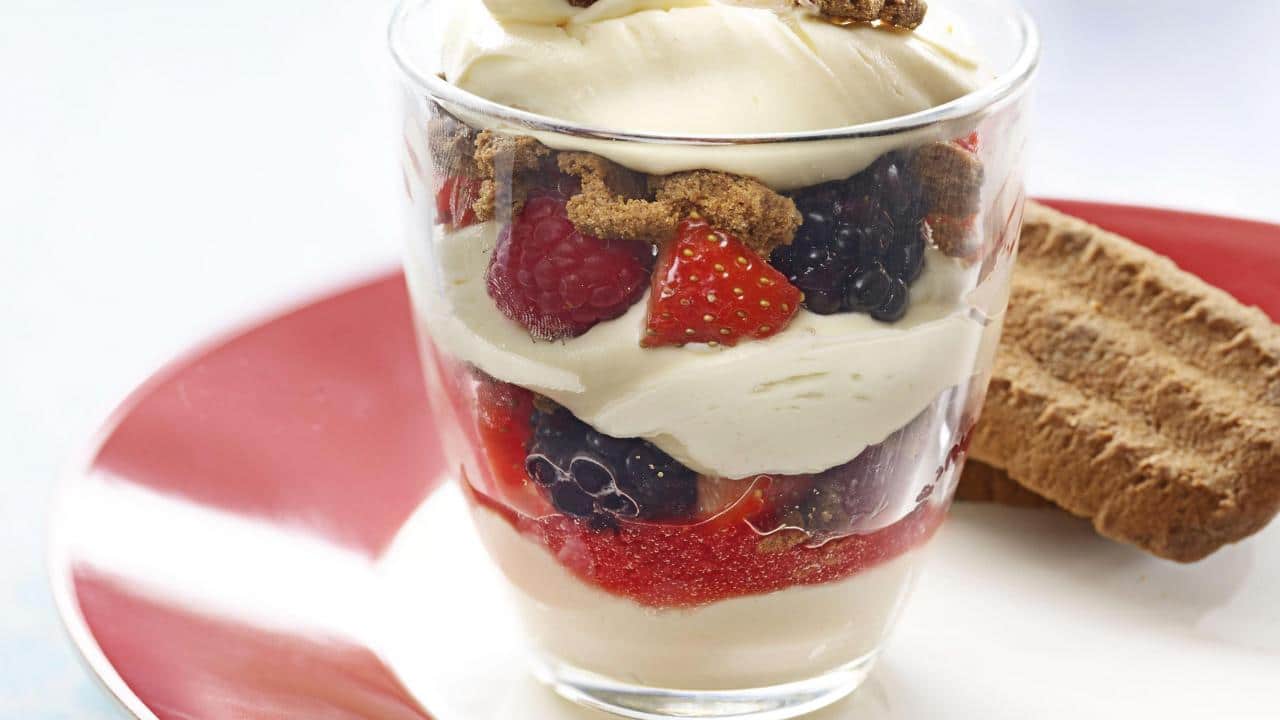 Verrines De Fromage Blanc Aux Fruits Rouges Et Spéculoos Un Dessert Léger Et Fruité Parfait 