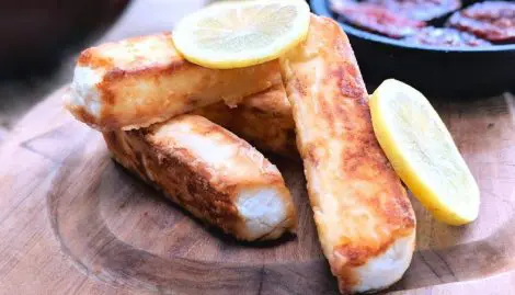 feta-saganaki-la-recette-typique-de-ce-delicieux-stick-de-fromage
