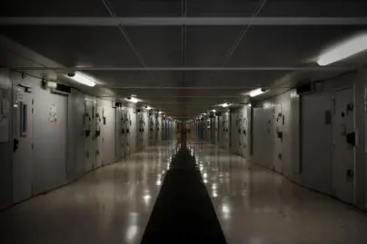 Une surveillante de prison amoureuse offre un téléphone portable à un détenu