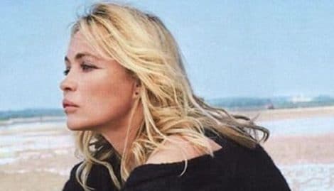 emmanuelle-beart-elle-illumine-la-toile-en-posant-en-bikini