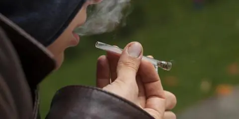 Ses voisins consomment du crack qui influe sur sa santé