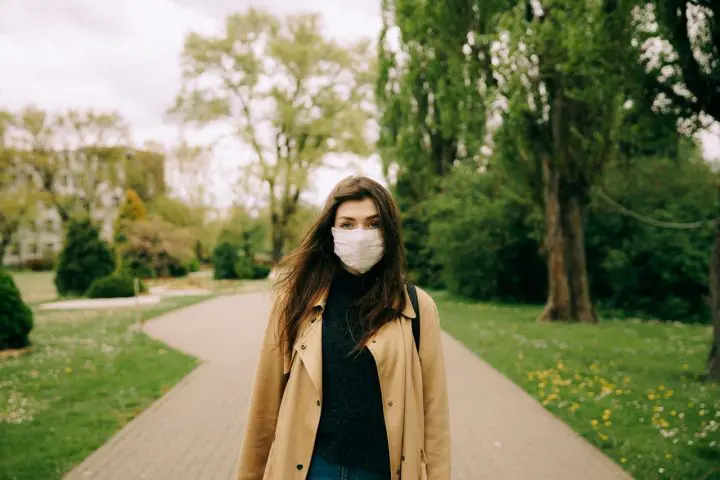 Masque en tissu avec une puce intégrée