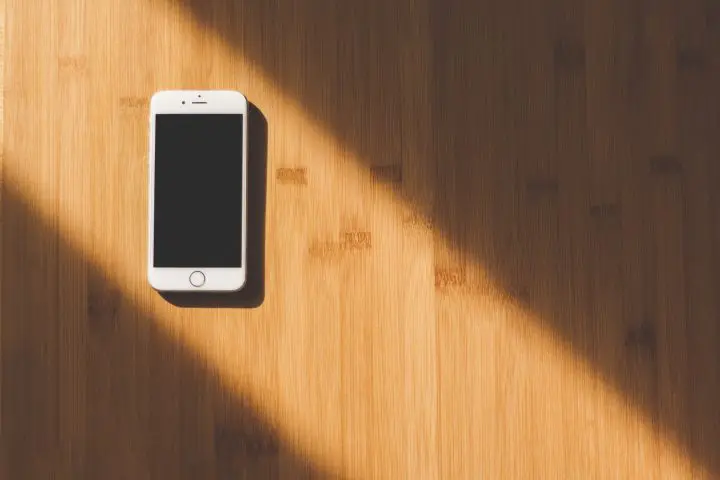 Poser smartphone écran vers le bas