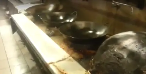 Un homme filme les cusines d'un restaurant chinois très populaire