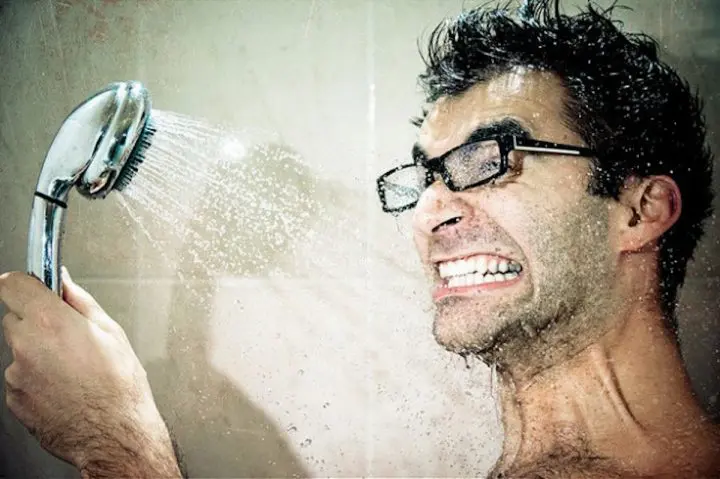 7 raisons de prendre une douche froide