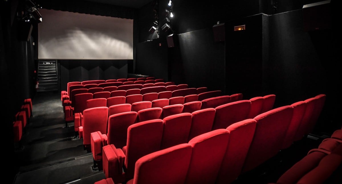 Blague du jour : Un couple va au cinéma avec son bébé