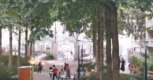 Alors qu'ils jouaient dans un square, plusieurs enfants ont été surpris par des tirs de mortier