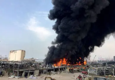 Le port de Beyrouth ravagé par les flammes