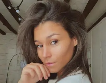 Inès participe à une émission de télé réalité pour les coeurs brisés alors qu'elle est en couple?