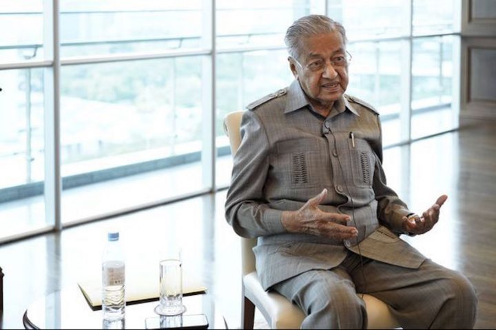 ancien premier ministre malaisien Mahathir Mohamad colère tuer Français
