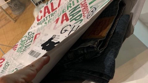 colis vinted boîte à pizza jean