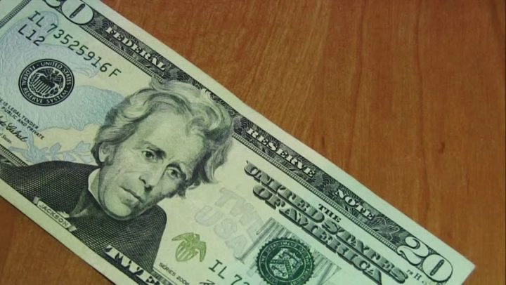 Il se noie pour récupérer un billet de 20 dollars