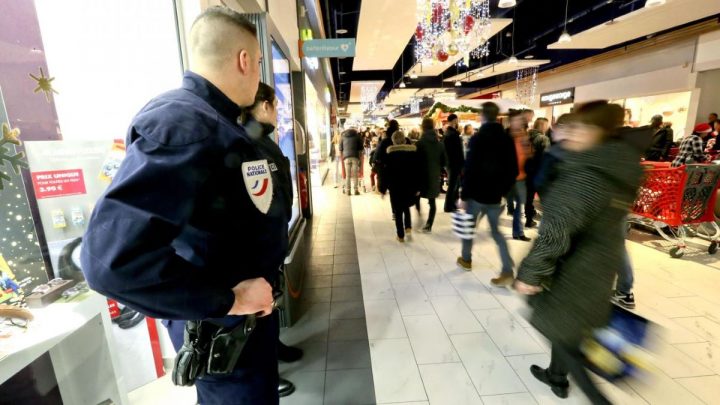 Il tente de poignarder un policier dans un centre commercial
