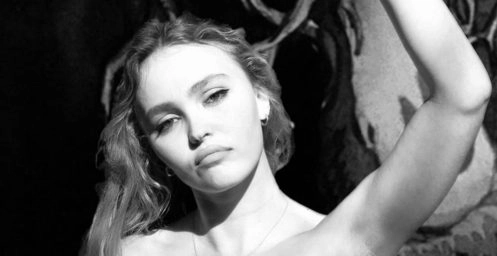 Lily-Rose Depp s'affiche topless
